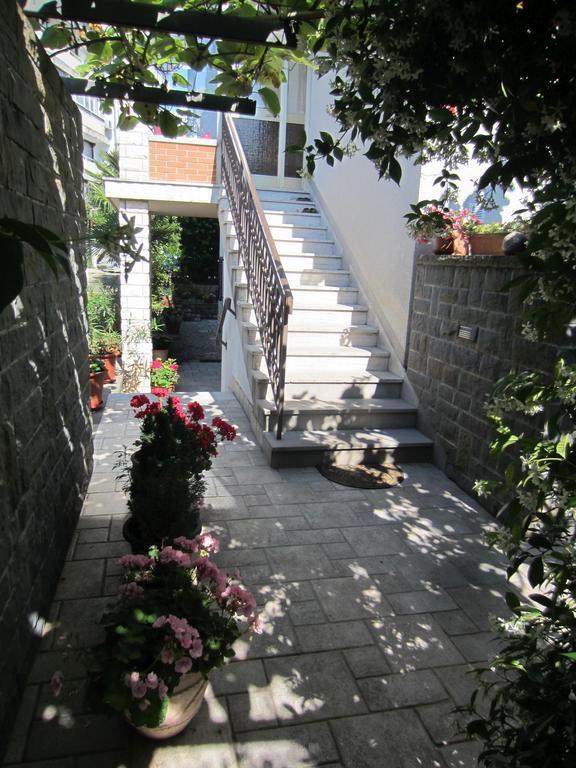 Guesthouse Leasol Lucija Bagian luar foto